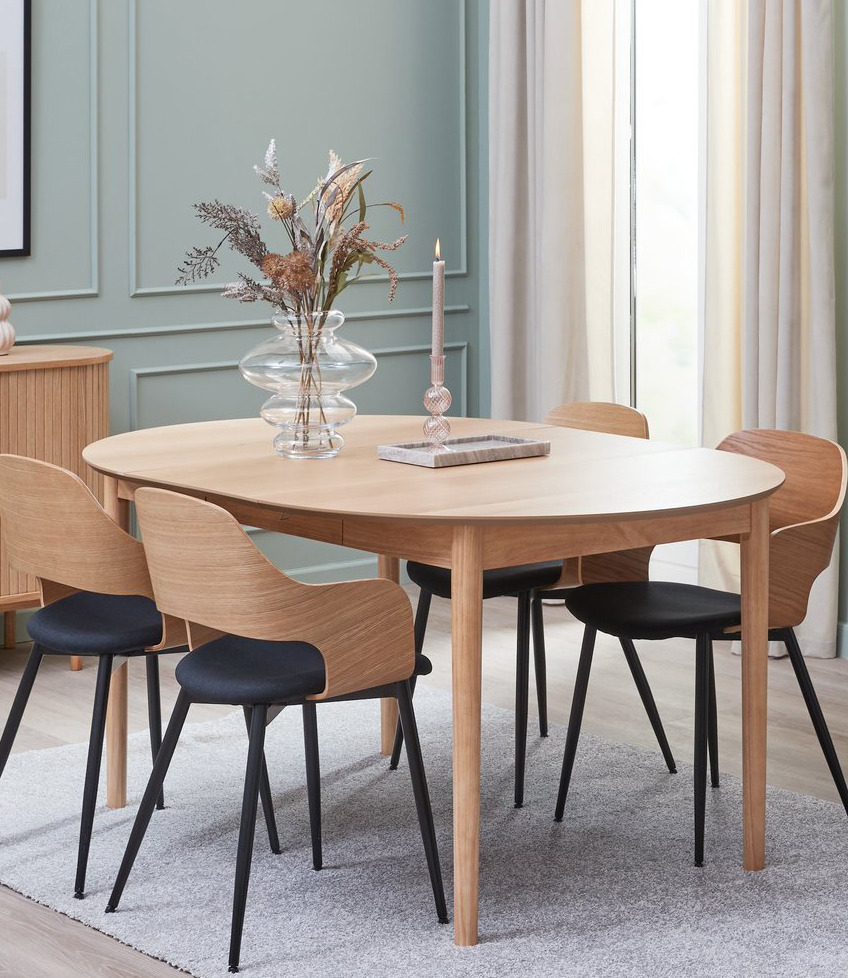 Drewniany owalny stół z 4 krzesłami 