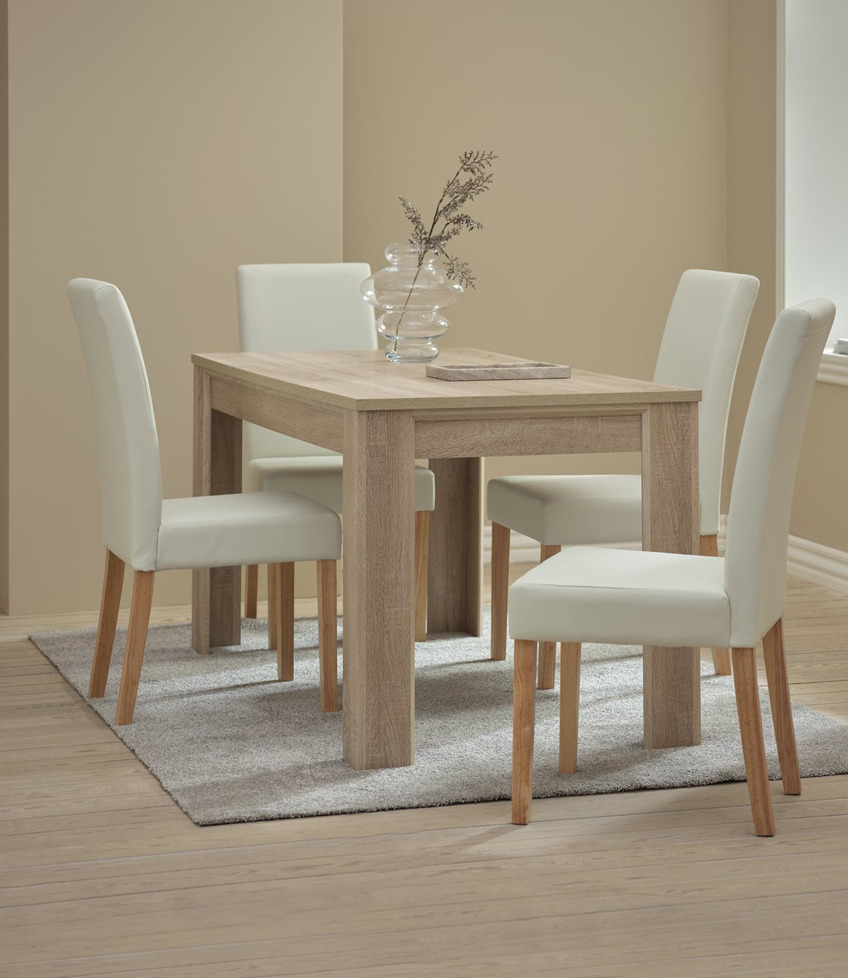 Białe krzesła obite skóropodobnym materiałem w kremowym kolorze