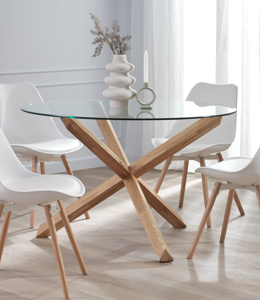 okrągły stół ze szklanym blatem obok stoją 4 białe krzesła
