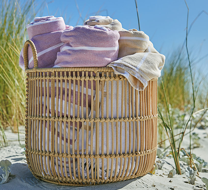 Koszyk z ręcznikami na plaży 