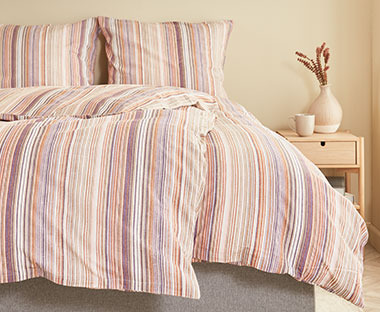 Podwójne łóżko z kompletem pościeli w paski w odcieniach różu 