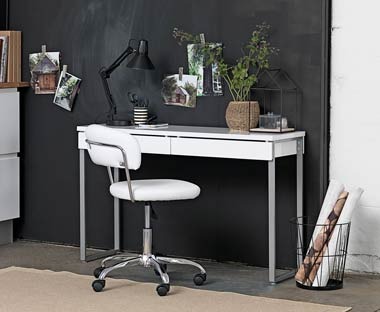 Krzesło biurowe z biurkiem lakierowanym