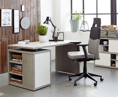 Szare krzesło biurowe z biurkiem drewnianym